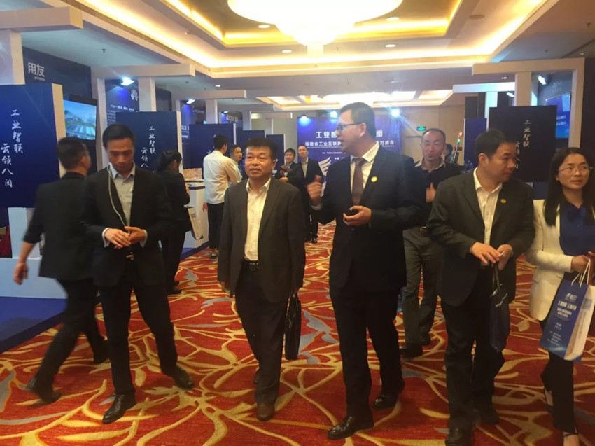 　福建省工业和信息化厅领导莅临摩尔展台参观指导